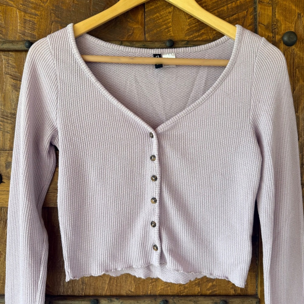 H&M Divided Cardigan Women S Purple Ribbed V-Neck Cropped Button Front Top